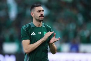 رحيل مفاجئ لوليد العنزي عن الفتح يشعل سباق التعاقد مع بديل قبل انطلاق الموسم الجديد