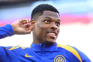 برشلونة يتحرك لتعزيز دفاعه: عرض رسمي لضم دينزل دومفريس من إنتر ميلان