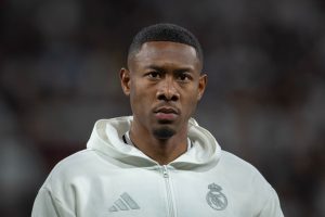 دافيد ألابا يتمسك بالبقاء في ريال مدريد رغم ضغوط الإدارة وتحديات ألونسو