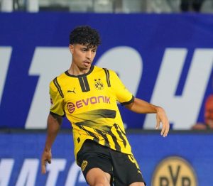 دورتموند يفتح الباب أمام أزهيل للتألق خارجيًا عبر إعارة استراتيجية لموسم واحد